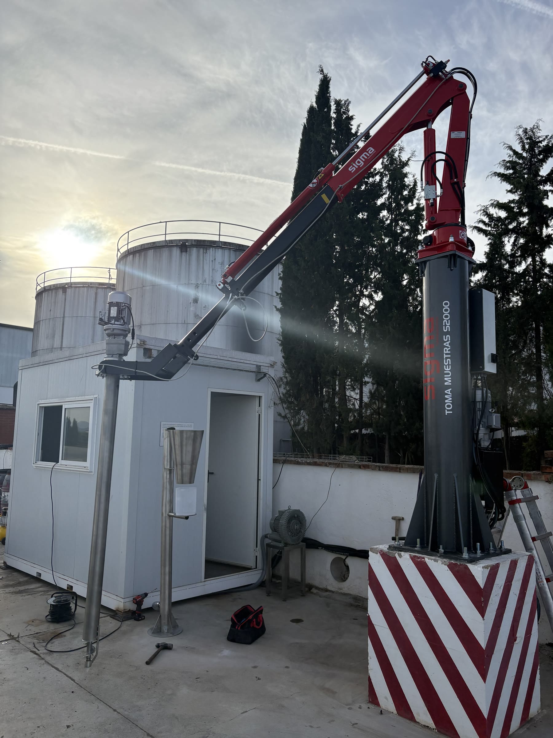 Vista de la grúa Sigma S2000 instalada para muestrear aceituna