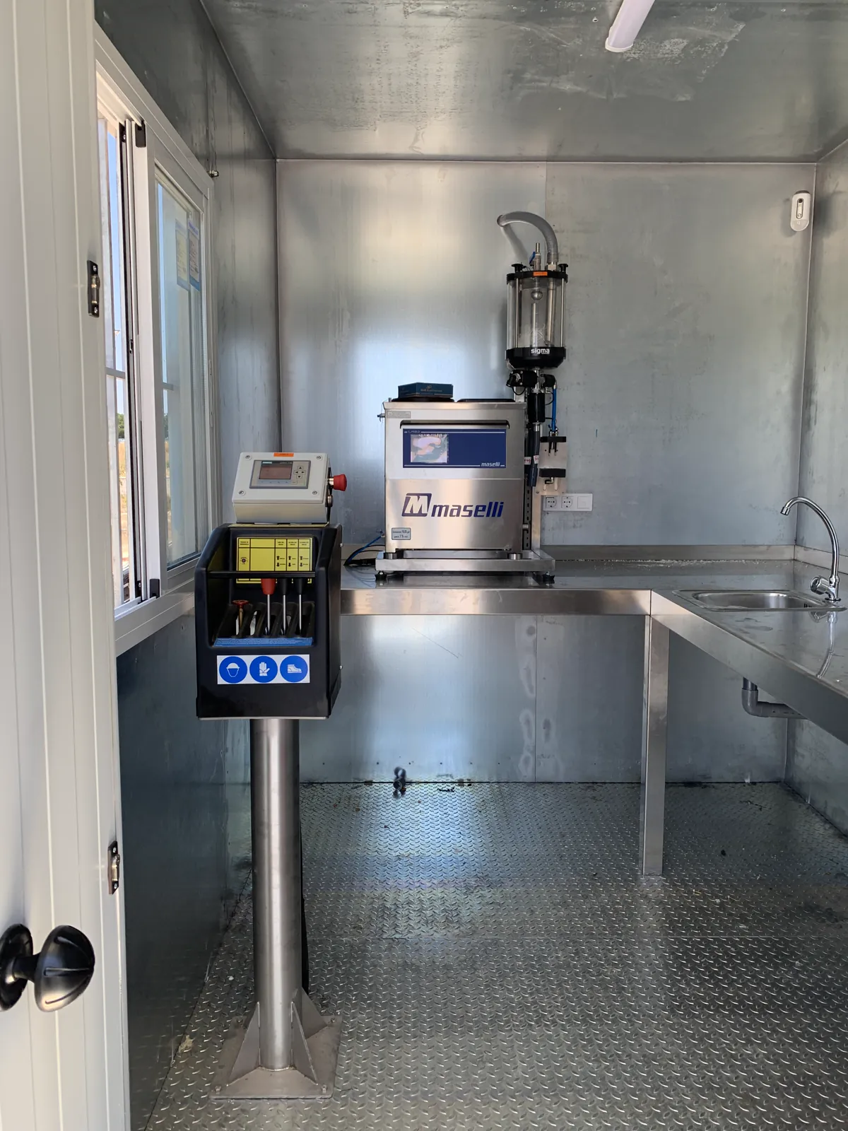 Interior de una caseta de recepción con preparación y análisis de mosto