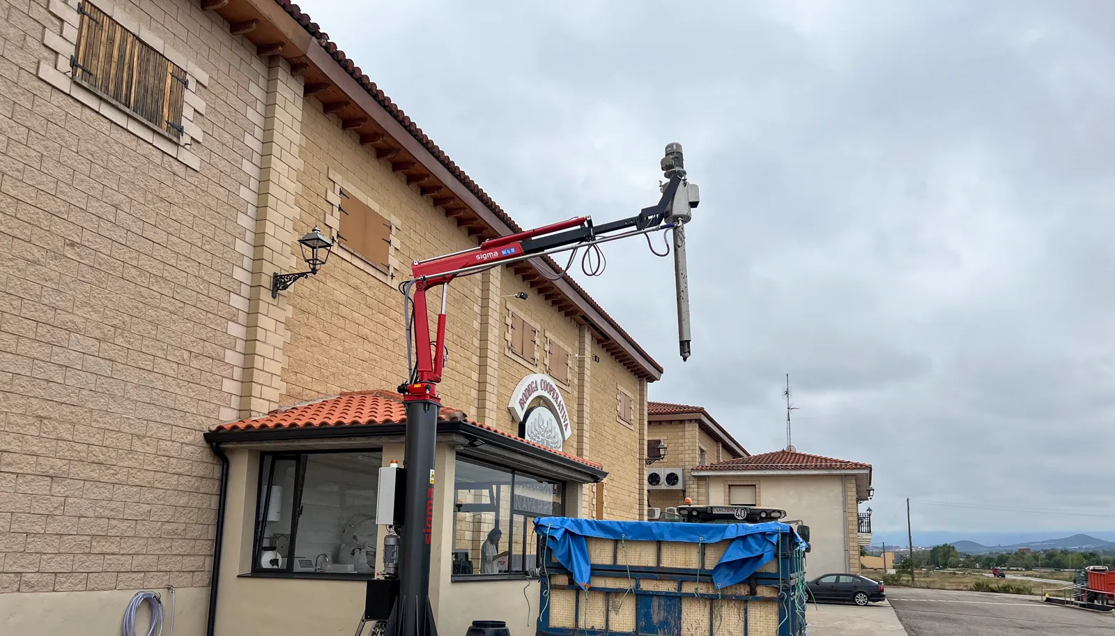 Tomamuestras Sigma S2000 instalado junto a una zona de recepción de uva